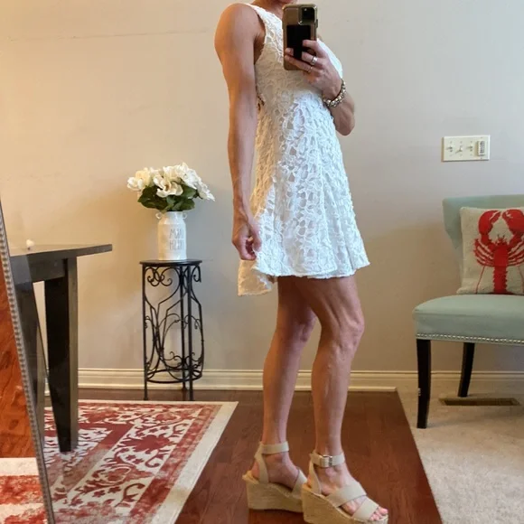 Tea & Cup Los Angeles White eyelet lace v neck halter mini dress cocktail Medium - Picture 4 of 12